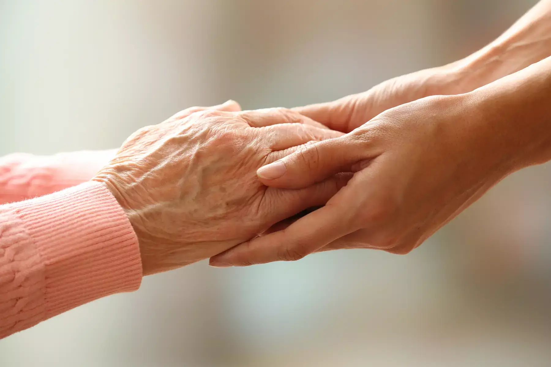 Deux personnes se tenant les mains
